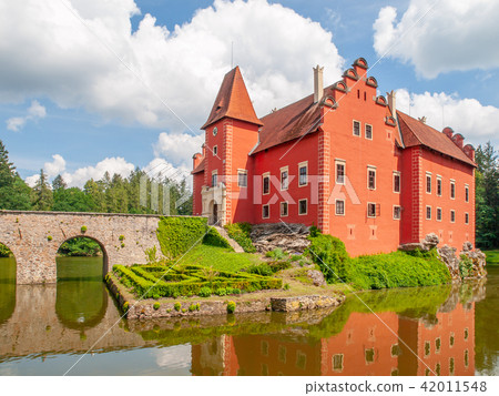 Renaissance chateau Cervena Lhota in Southern Bohemia, Czech Republic. Idyllic and picturesque fairy 42011548