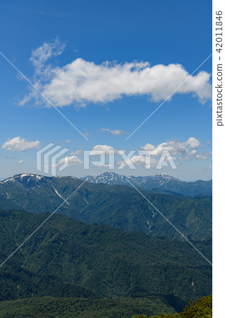 Mt.Gigake (Shibayasuke) Hiragatake and Nakanodake seen from the summit of the mountain, Echigo Komagatake 42011846