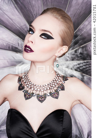 Woman with bright makeup and with set jewelry Woman with bright makeup and with set jewelry 42015781