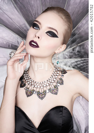 Woman with bright makeup and with set jewelry Woman with bright makeup and with set jewelry 42015782