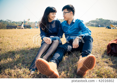 亞洲台灣新竹青青草原草地情侶情人夫妻戀人戀愛交友人像肖像 42016802