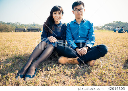 亞洲台灣新竹青青草原草地情侶情人夫妻戀人戀愛交友人像肖像 42016803