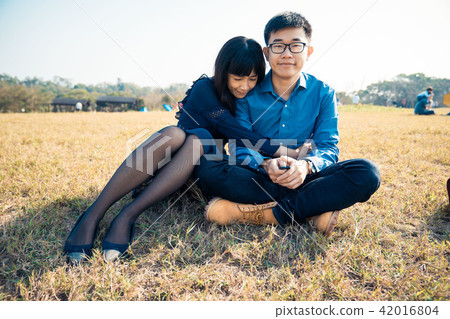 亞洲台灣新竹青青草原草地情侶情人夫妻戀人戀愛交友人像肖像 42016804