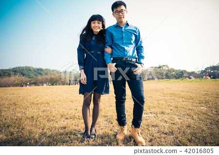 亞洲台灣新竹青青草原草地情侶情人夫妻戀人戀愛交友人像肖像 42016805