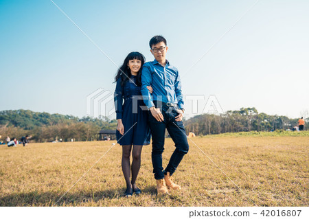 亞洲台灣新竹青青草原草地情侶情人夫妻戀人戀愛交友人像肖像 42016807