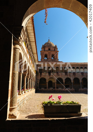 Santo Domingo church courtyard 42017409