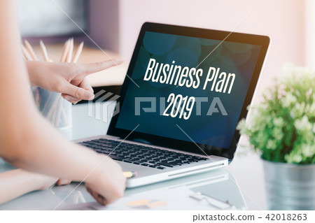 Business people meeting in front of laptop Business people meeting in front of laptop 42018263