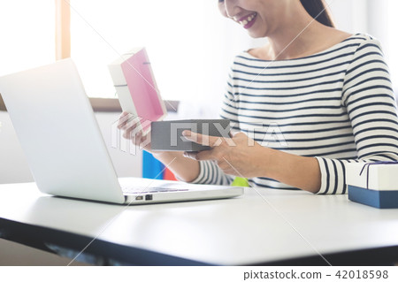 e-commerce delivery concept and online selling start up small bu 42018598