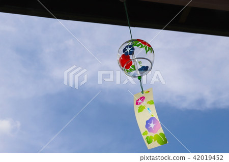 The blue sky and the wind bells of the eaves that sway in the wind The blue sky and the wind bells of the eaves that sway in the wind 42019452