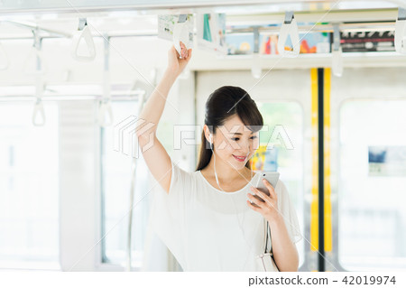 Business woman (commuting-smartphone) shooting cooperation "Keio Electric Railway Co., Ltd." Business woman (commuting-smartphone) shooting cooperation "Keio Electric Railway Co., Ltd." 42019974