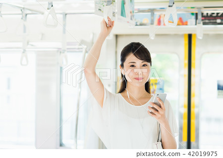 Business woman (commuting-smartphone) shooting cooperation "Keio Electric Railway Co., Ltd." Business woman (commuting-smartphone) shooting cooperation "Keio Electric Railway Co., Ltd." 42019975