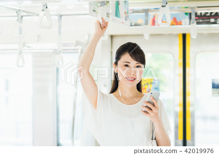 Business woman (commuting-smartphone) shooting cooperation "Keio Electric Railway Co., Ltd." Business woman (commuting-smartphone) shooting cooperation "Keio Electric Railway Co., Ltd." 42019976