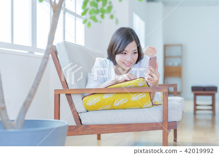 Young women, portrait, smartphone 42019992