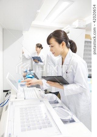 Pharmacy dispensing pharmacy 42020654