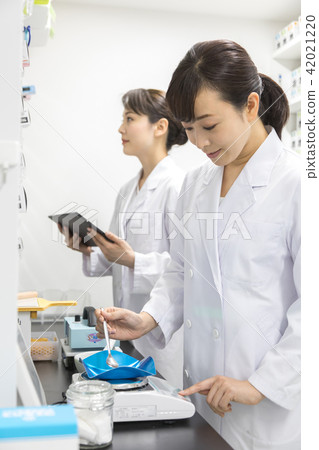 Pharmacy dispensing pharmacy 42021220