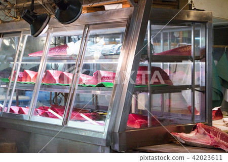 Tuna fresh from the Tsukiji fish market depot Tuna fresh from the Tsukiji fish market depot 42023611