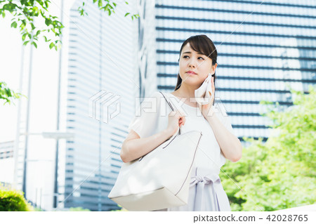 Business woman (commuting) 42028765