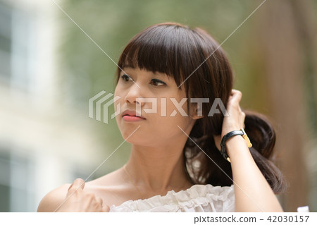 年輕女士用手捆綁頭髮 42030157