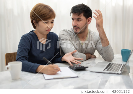 Young couple planning their montly expense. Young couple planning their montly expense. 42031132