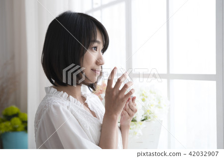 早晨喝水的女孩 42032907