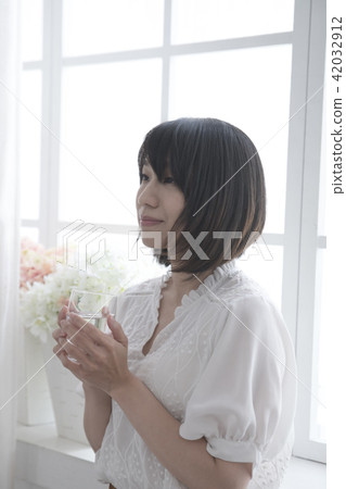 早晨喝水的女孩 早晨喝水的女孩 42032912