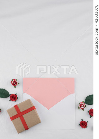 Brown gift box and pink card in white envelop  42033076