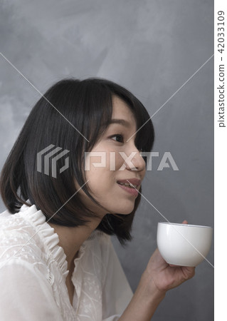 喝咖啡的女孩 42033109
