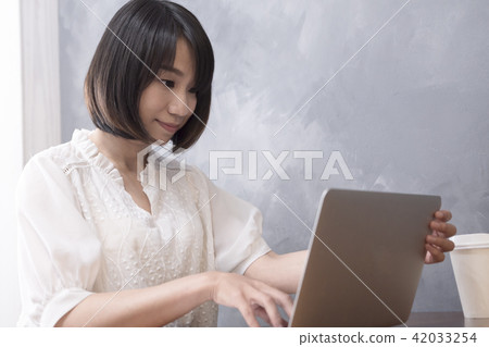 Girl at work 42033254