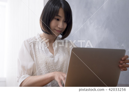 Girl at work Girl at work 42033256