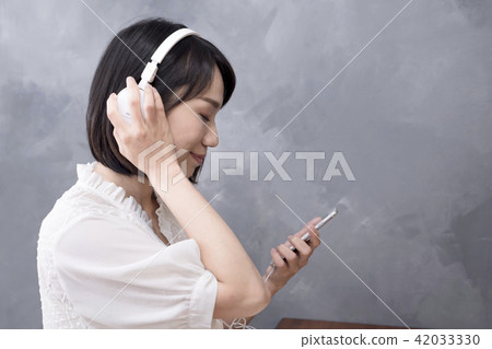 Girl listening to music 42033330