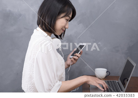 上網的女孩 上網的女孩 42033383