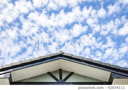 The roof of the house under the autumn sky 42034111