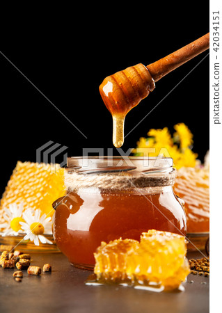 Honey jar and dipper 42034151