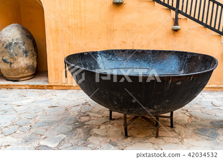 Old cauldron in Amber fort in Jaipur, India Old cauldron in Amber fort in Jaipur, India 42034532
