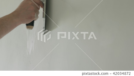 closeup worker applying decorative concrete plaster on the wall 42034872