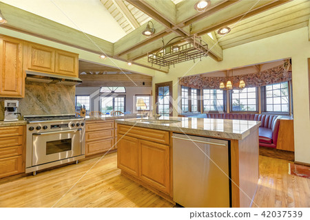 Bright, open kitchen with vaulted ceilings Bright, open kitchen with vaulted ceilings 42037539