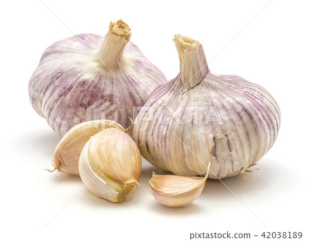 Common garlic isolated on white Common garlic isolated on white 42038189