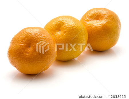 Fresh raw tangerine isolated on white 42038613