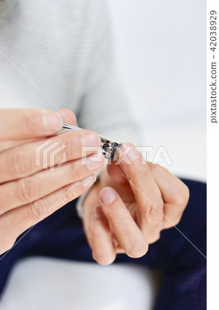young man cutting his fingernails 42038929