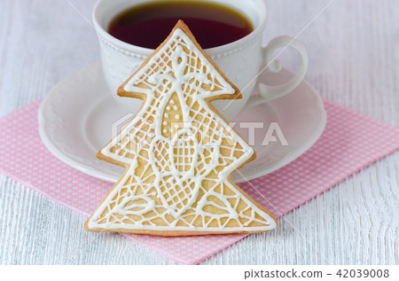 christmas tree gingerbread with coffe cup on wooden table with pink napkin christmas tree gingerbread with coffe cup on wooden table with pink napkin 42039008