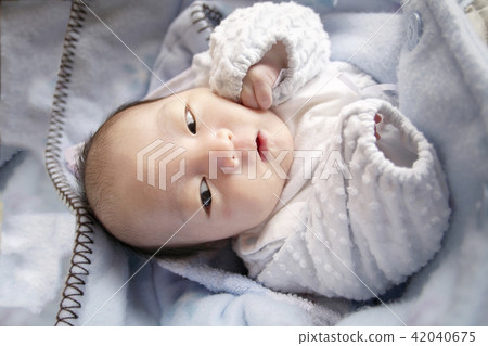 Baby looking at the side 42040675