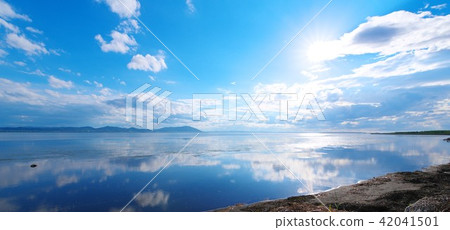 Refreshing early summer of Lake Saroma 42041501