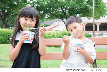 Children who eat shaved ice 42041519