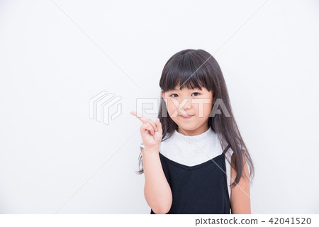 Elementary school girls to pose 42041520