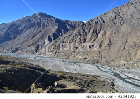 喜馬拉雅山區印度Dankar村莊在Spit Valley住宅和美麗的山脈將建在山坡上 喜馬拉雅山區印度Dankar村莊在Spit Valley住宅和美麗的山脈將建在山坡上 42041925