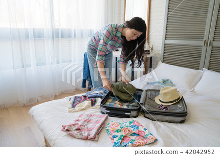 woman get ready to leave the hotel woman get ready to leave the hotel 42042952