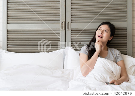 woman touch her chin and come up with a new idea 42042979