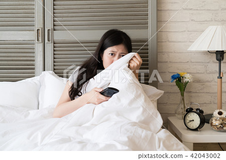 woman covered her half side of the face 42043002