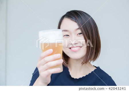 A draft beer and a smiling woman "It is delicious, this is it." A draft beer and a smiling woman "It is delicious, this is it." 42043241