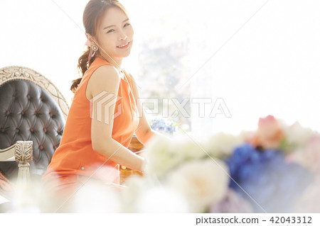 Woman dress up 42043312